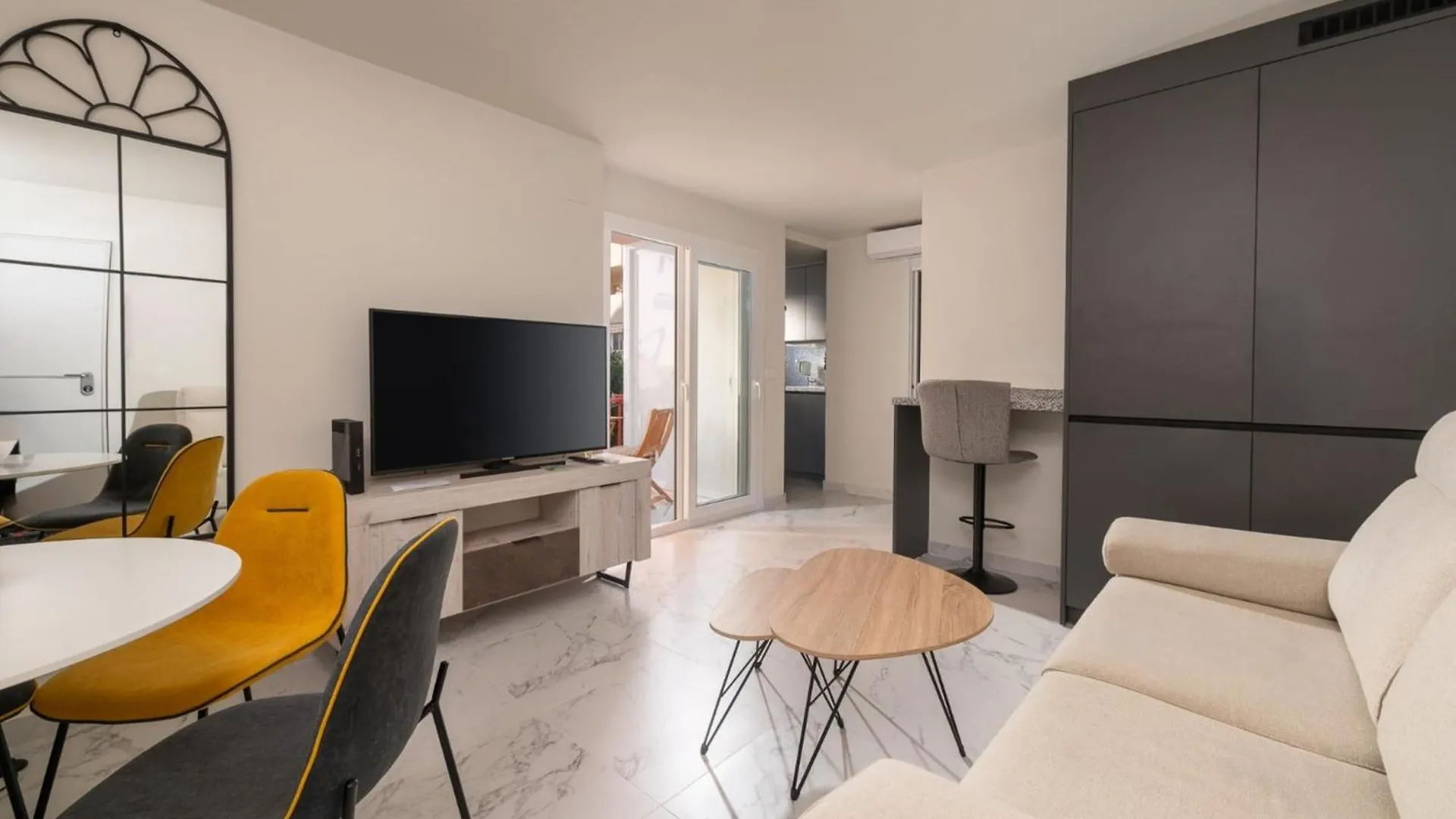 Charming Apartment For Rent In The Heart Of フエンヒロラ スペイン
